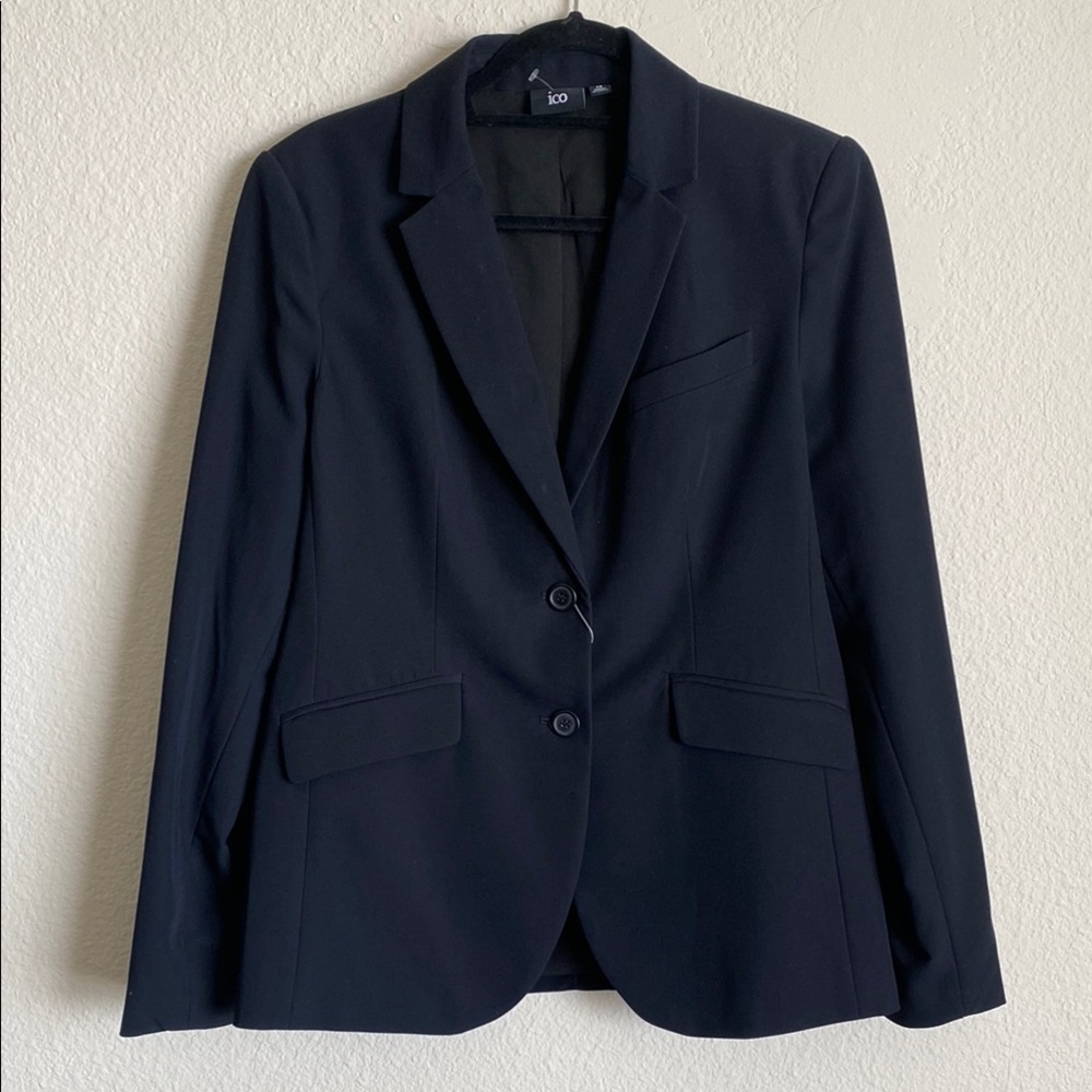 Classic Blazer with Tailored Design and Notched Lapels